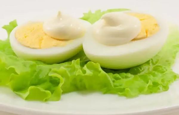 Вареное яичко с майонезом Вареное яичко с майонезом